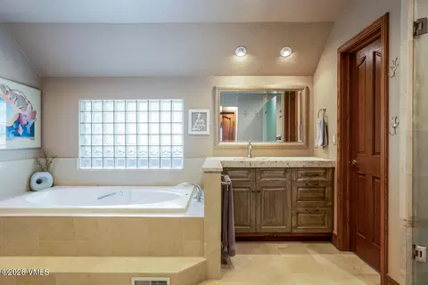 Bath - 511 Rawhide Rd, Edwards, CO 81632 photo 1 of 4
