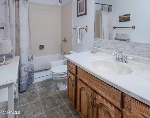 Bath - 102 W Seventh St, Eagle, CO 81631 photo 5 of 6