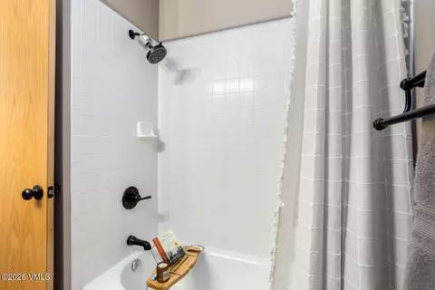 Bath - 87 Stonegate Cir, Edwards, CO 81632 photo 2 of 3