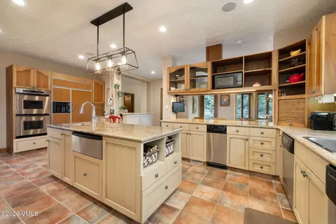 Kitchen - 576 Pilgrim Dr, Edwards, CO 81632 photo 2 of 4