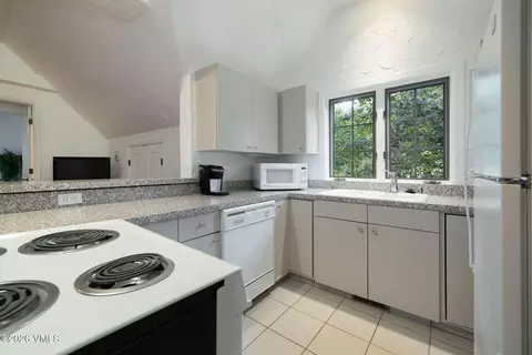 Kitchen - 576 Pilgrim Dr, Edwards, CO 81632 photo 4 of 4