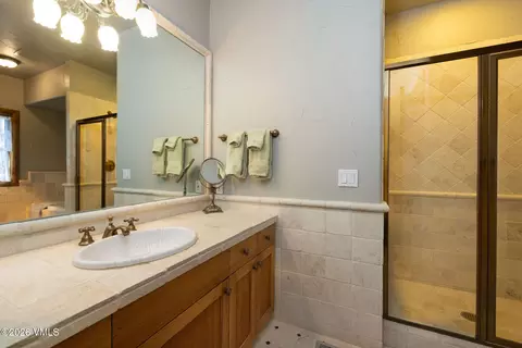Bath - 576 Pilgrim Dr, Edwards, CO 81632 photo 4 of 6