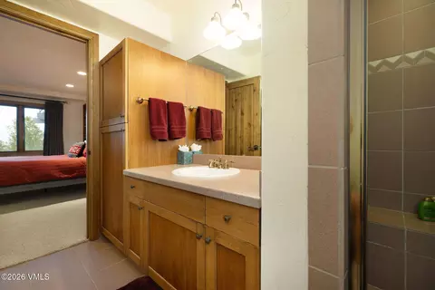 Bath - 576 Pilgrim Dr, Edwards, CO 81632 photo 5 of 6