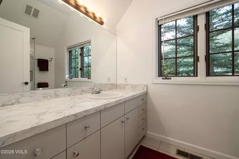 Bath - 576 Pilgrim Dr, Edwards, CO 81632 photo 2 of 6