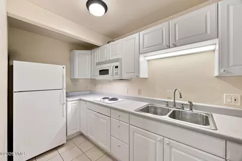 Kitchen - 351 Black Bear Dr, Gypsum, CO 81637 photo 5 of 5
