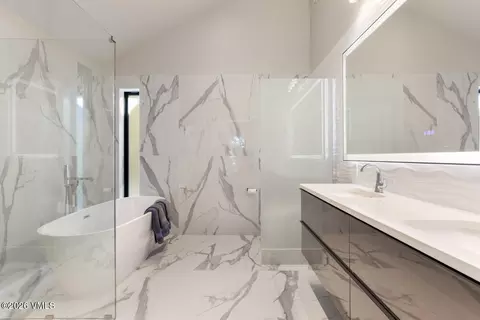 Bath - 80 Lariat Rd, Edwards, CO 81632 photo 2 of 10