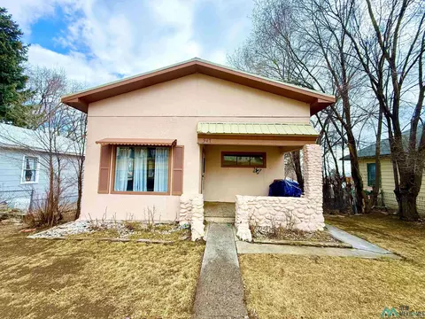 917 S 6th St, Raton, NM 87740
