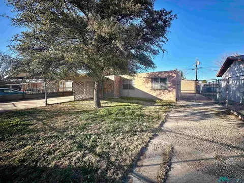 1104 W Laughlin Dr, Hobbs, NM 88240