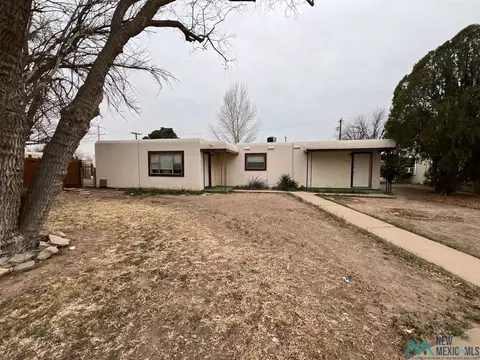 913 S 10th St, Artesia, NM 88210