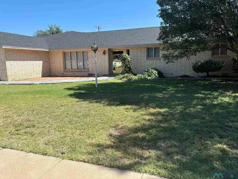 2121 Axtell, Clovis, NM 88101 photo 1