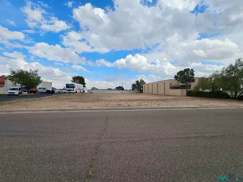 Grand Avenue Plaza St., Roswell, NM 88201