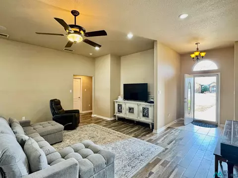 104 Falcon, Clovis, NM 88101 photo 2