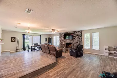 Living - 1706 Fairway Ter, Clovis, NM 88101 photo 2 of 2