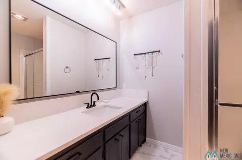 Bath - 1706 Fairway Ter, Clovis, NM 88101 photo 3 of 4