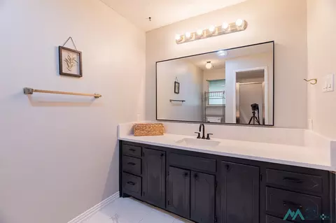 Bath - 1706 Fairway Ter, Clovis, NM 88101 photo 1 of 4
