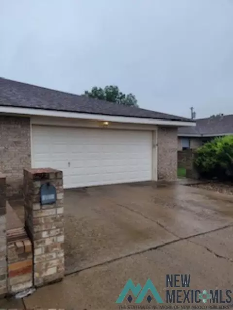 1123 W Caprock Dr, Hobbs, NM 88240