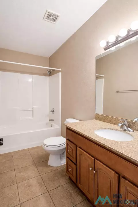 Bath - 3004 Elizabeth Ct, Clovis, NM 88101 photo 2 of 2