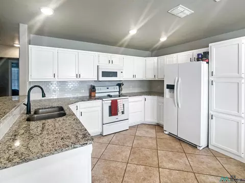 Kitchen - 2117 Northglen Dr, Clovis, NM 88101 photo 2 of 3