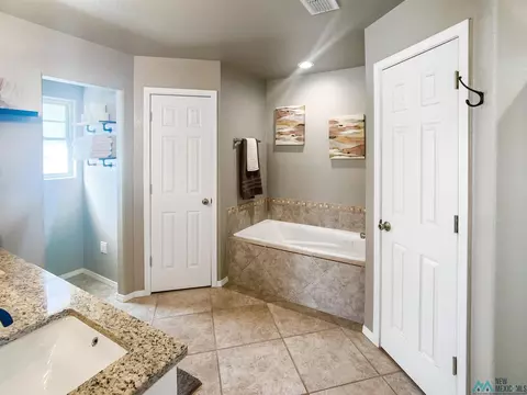 Bath - 2117 Northglen Dr, Clovis, NM 88101 photo 3 of 5
