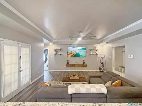 Living - 2117 Northglen Dr, Clovis, NM 88101 photo 2 of 3