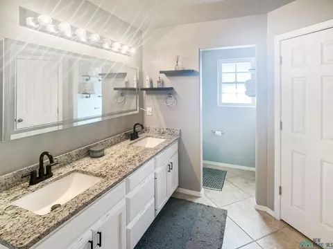 Bath - 2117 Northglen Dr, Clovis, NM 88101 photo 5 of 5