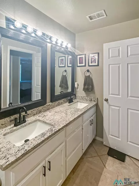 Bath - 2117 Northglen Dr, Clovis, NM 88101 photo 2 of 5