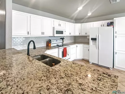 Kitchen - 2117 Northglen Dr, Clovis, NM 88101 photo 1 of 3