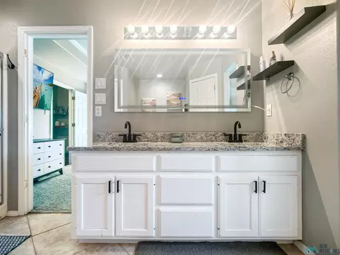 Bath - 2117 Northglen Dr, Clovis, NM 88101 photo 4 of 5