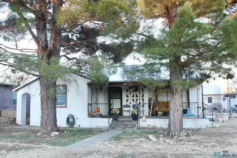 724 S 4th St, Santa Rosa, NM 88435