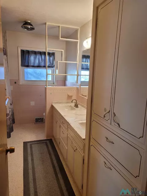 Bath - 1309 Huntington Way St, Clovis, NM 88101 photo 2 of 4