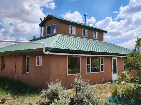 17 Aquaje Rd, Tres Piedras, NM 87577