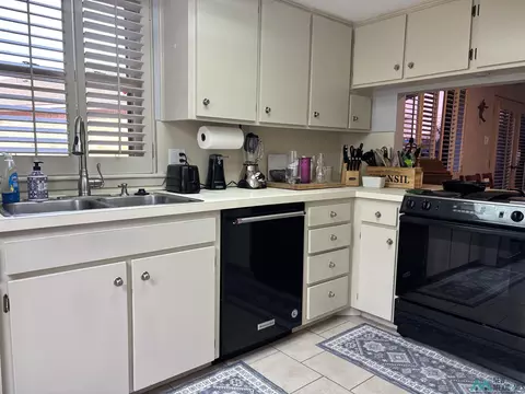 Kitchen - 117 Fairway Ter N, Clovis, NM 88101 photo 3 of 3