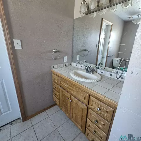 Bath - 1908 Weeden Dr, Clovis, NM 88101 photo 5 of 6