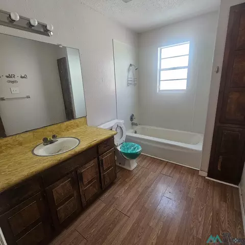 Bath - 1908 Weeden Dr, Clovis, NM 88101 photo 4 of 6