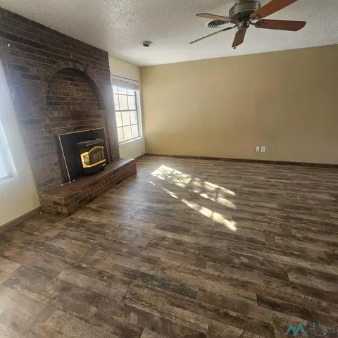 Living - 1908 Weeden Dr, Clovis, NM 88101 photo 2 of 6