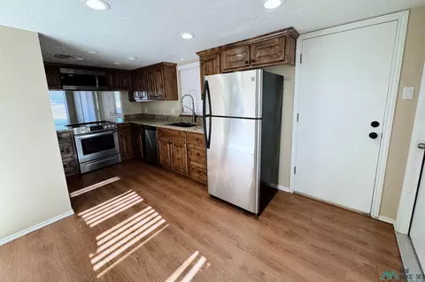 Kitchen - 208 Lakeview Ter, Clovis, NM 88101 photo 3 of 7