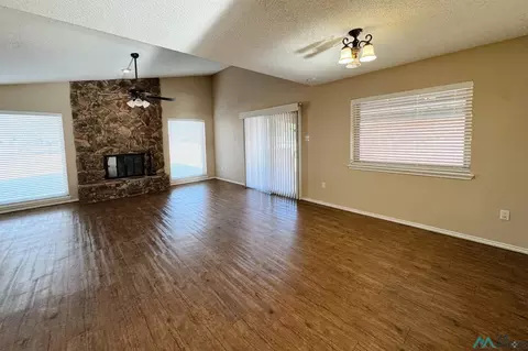 Living - 208 Lakeview Ter, Clovis, NM 88101 photo 3 of 5