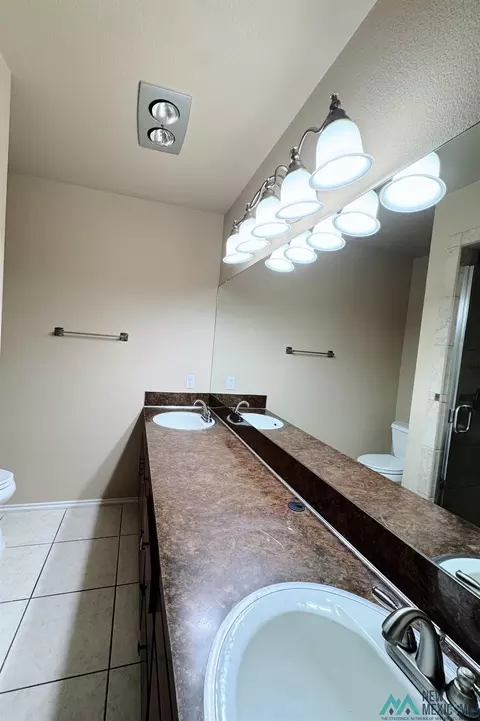 Bath - 208 Lakeview Ter, Clovis, NM 88101 photo 2 of 6