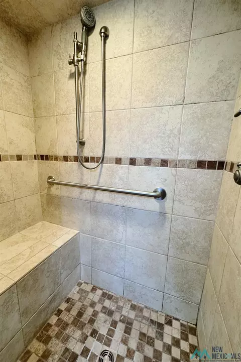 Bath - 208 Lakeview Ter, Clovis, NM 88101 photo 5 of 6
