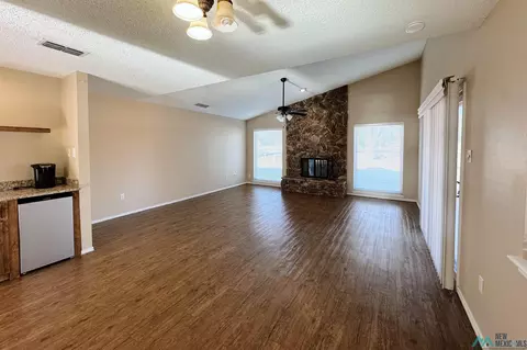 Living - 208 Lakeview Ter, Clovis, NM 88101 photo 2 of 5