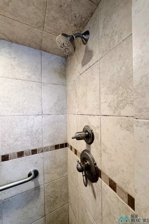 Bath - 208 Lakeview Ter, Clovis, NM 88101 photo 4 of 6