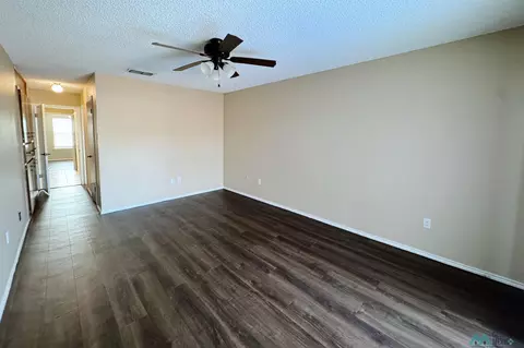 Living - 208 Lakeview Ter, Clovis, NM 88101 photo 4 of 5