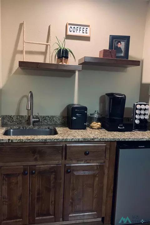 Kitchen - 208 Lakeview Ter, Clovis, NM 88101 photo 6 of 7