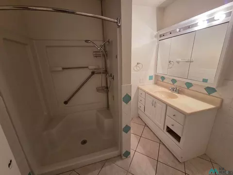 Bath - 2617 Axtell St, Clovis, NM 88101 photo 2 of 5