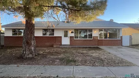 602 Trailing Heart Rd, Roswell, NM 88201