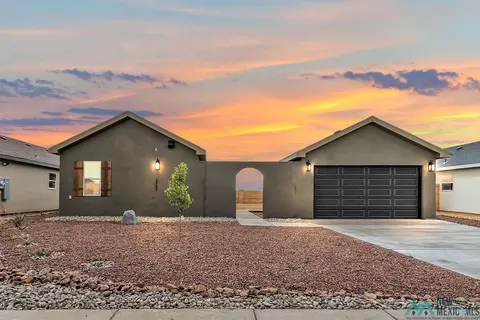 2303 Magnolia Ln, Roswell, NM 88203