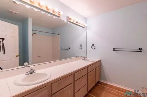 Bath - 2312 Northglen Dr, Clovis, NM 88101 photo 2 of 5