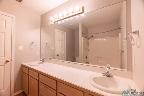 Bath - 2312 Northglen Dr, Clovis, NM 88101 photo 5 of 5