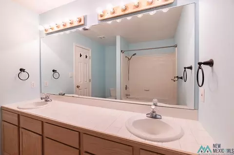 Bath - 2312 Northglen Dr, Clovis, NM 88101 photo 1 of 5