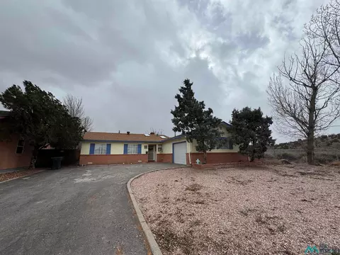 633 Mckee Dr, Gallup, NM 87301